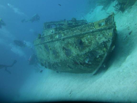 Um veleiro naufragado em San Andrés, ilha no caribe colombiano